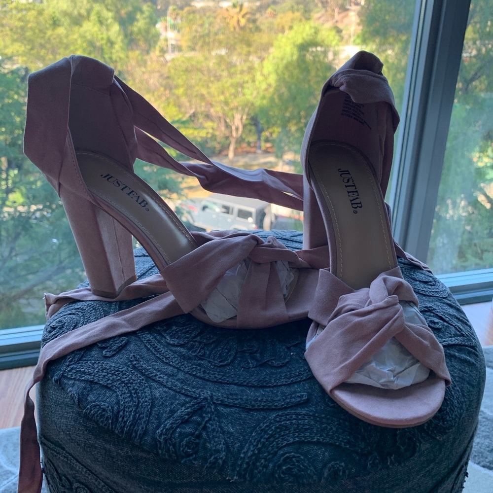 💕NWOT- JustFab lace up heels💕